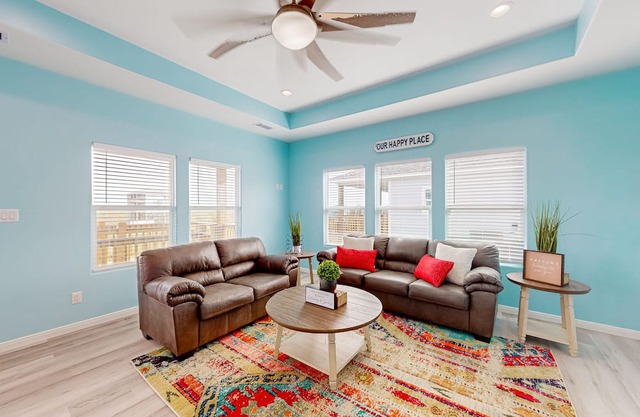 Gilchrist Beach 3BR | Two Balconies & Walk to Beach