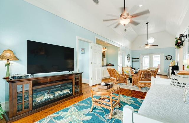 Gilchrist 3BR | Walk to Beach & Covered Deck