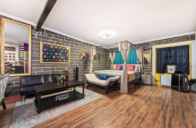 Lavish Loft Open Concept Condo Close to Capitol