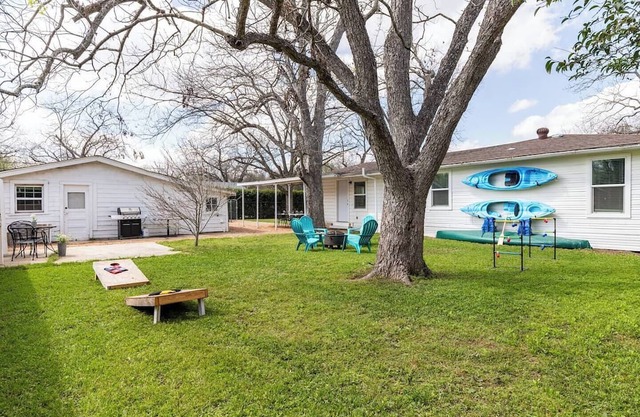 Sleeps 12, 8 beds, 2 Units (3/2 & 1/1), 100% Fenced-In & Very Private by TLU