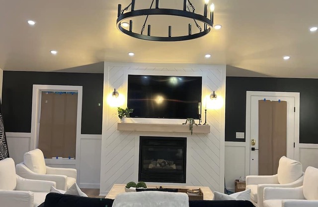Oak & Ember Lodge Modern Luxury Nestled in the Woods- Resort 2.2 miles away