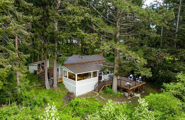 Charming waterfront home with fire pit and access to private beach