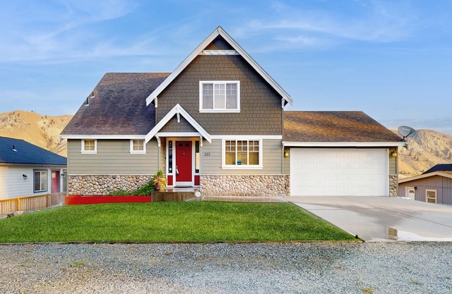 Spacious home w/full kitchen, great location & deck with incredible views