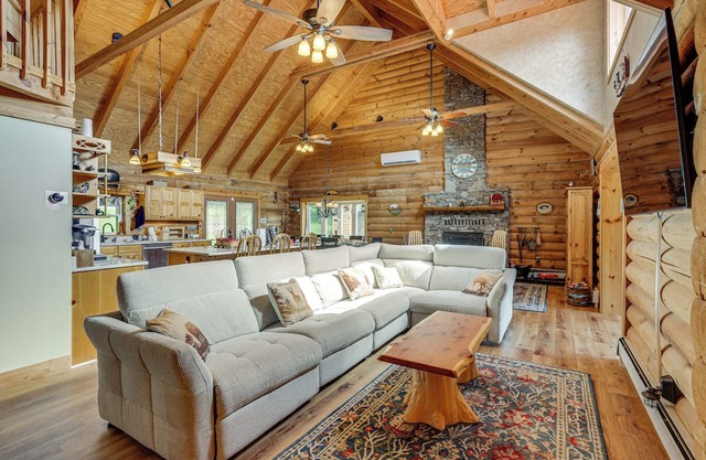 Fall Leaves, Jacuzzi & Games: Maryland Mtn Retreat