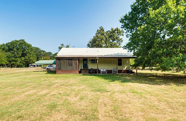 Screened Patio + Fire Pit: Peaceful Marshall Home