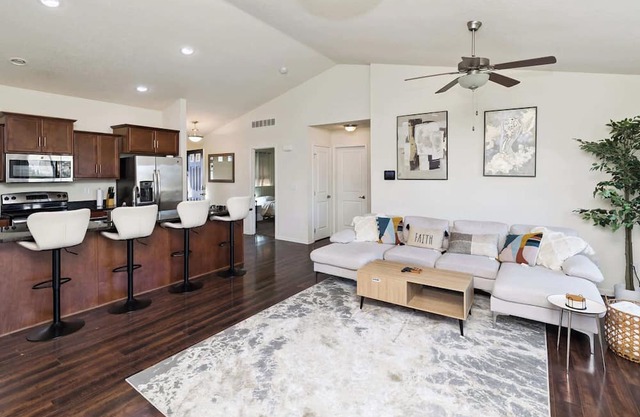 Spacious 3BR/2BA Getaway in Des Moines
