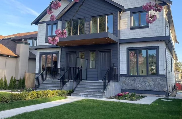 Modern family friendly duplex minutes from downtown, airport, UBC, free parking.