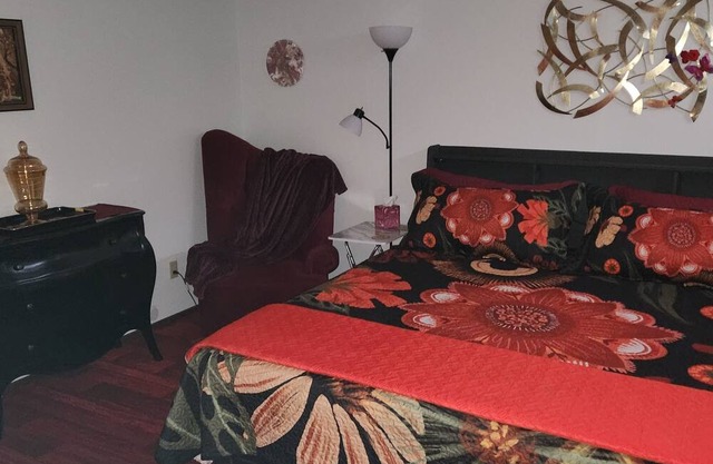 King Size Majestic Master Suite 400sq.ft. "Private Connected Bathroom"
