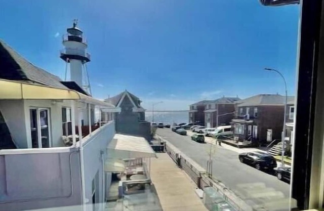 Spacious 2 Bedroom with porch and backyard