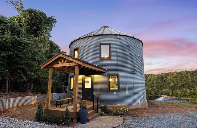 Grain Bin Silo w/ Loft Fire Pit Near Downtown Lynchburg