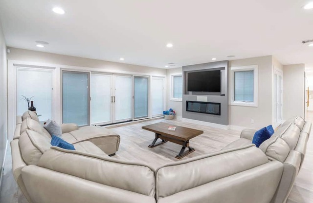 Luxury 6BR House with Pool & Outdoor BBQ