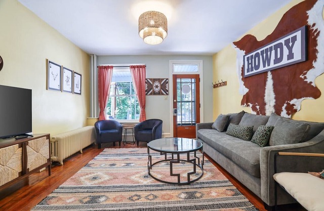 Spacious Broadway Home/Downtown Western Modern Charm with parking