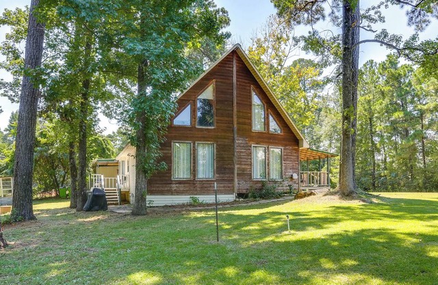 Wraparound Porch: Toledo Bend Reservoir Retreat!