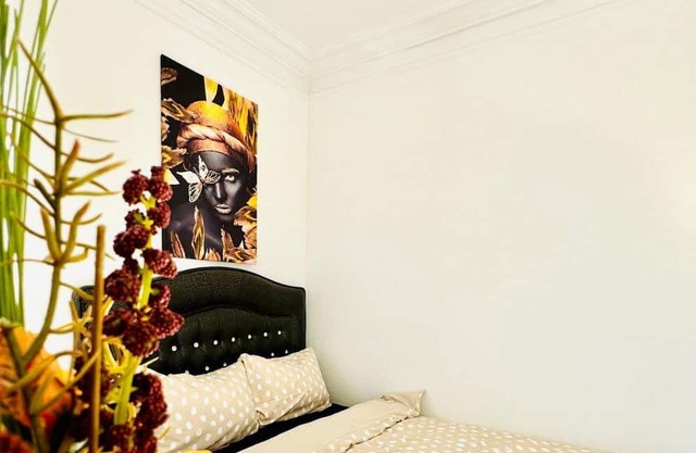 Stylish 3P Room in Centrally Located Apartment