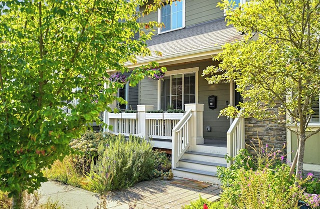 Cozy Fountain District Townhouse w/Fireplace | Near Mt. Baker & Lake Whatcom