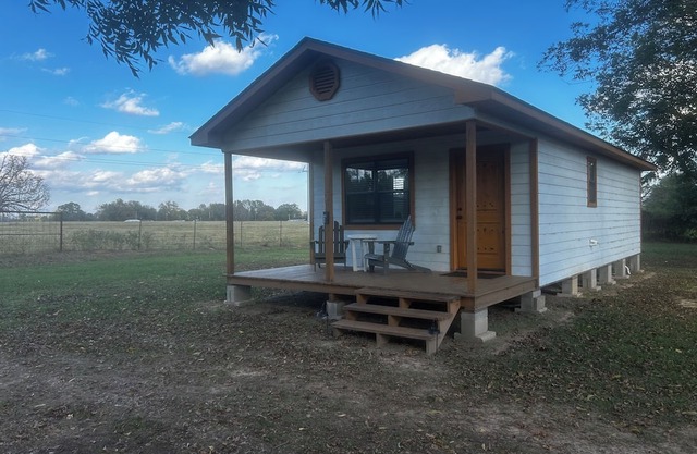 Beautiful, clean & cozy White House Cabin #3 near New Boston Texas
