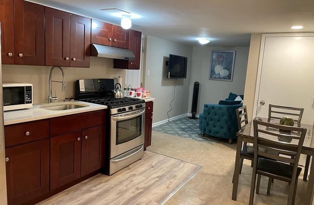 Well maintained 2 bedroom minutes away from JFK airport