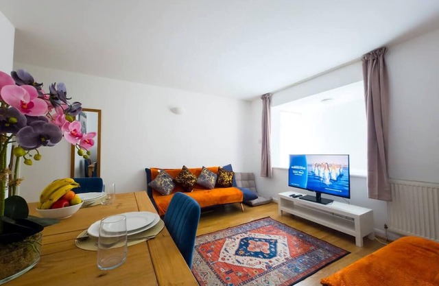 Bright Spacious Flat near Shadwell Station I PTK