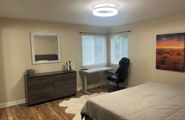 Charming 4-bedroom house with fitness room backyard and AC in Lake in the Hills