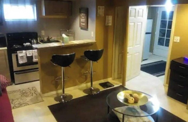 Cozy Studio w/Private Bath, Entry & Kitchenette