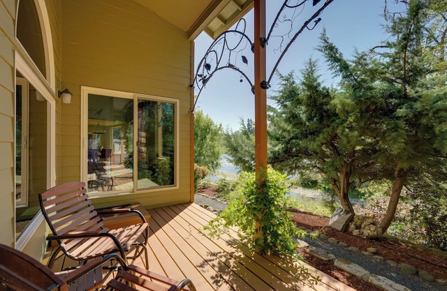Prime McKenzie River Gem: Sunroom + Views!