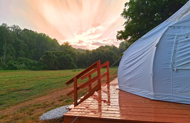 Elysian Escape: Starlit Riverfront Glamping Suite AC + WiFi + Games