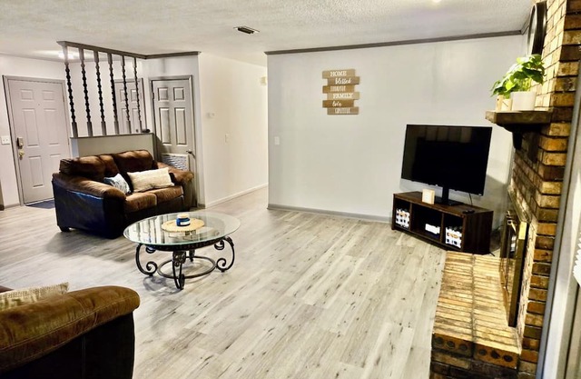 Charming, recently renovated 3 BR house in a quiet neighborhood in Enterprise!