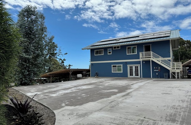 Charming 2 bedroom/bath & much more ground level in Kealakekua