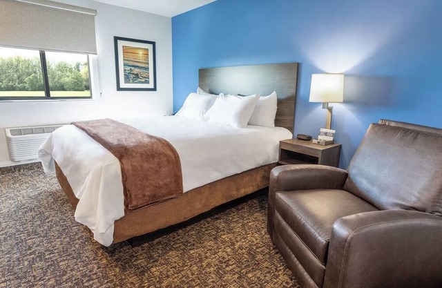 Explore Buckeye with Ease—Pet-Friendly Accommodation and Free Parking Await