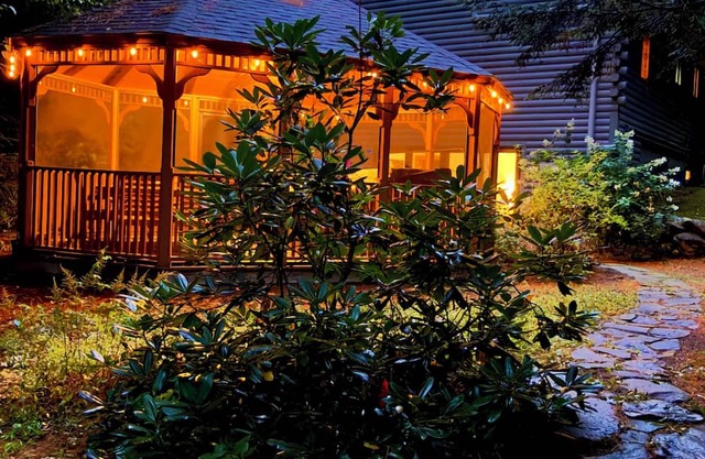 Luxury Cabin Near Sunday River - Sleeps 13, A/C, Hot Tub, 21' Gazebo, Generator