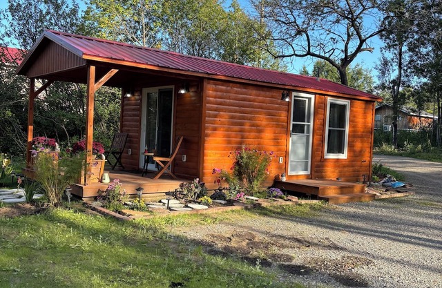 Cozy, beautiful, pet-friendly cabin along the river.