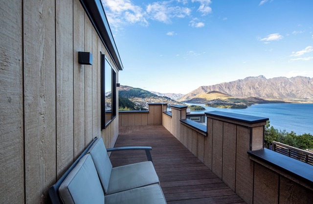 Gorgeous 5-bedroom house with hot tub in Queenstown