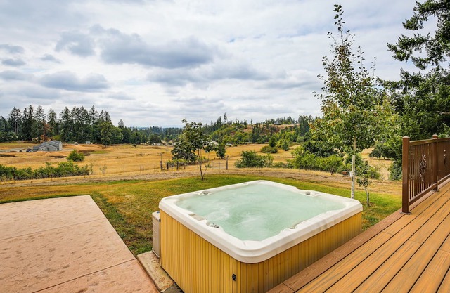 10 Mi to Eugene: Countryside Home w/Mtn Views!