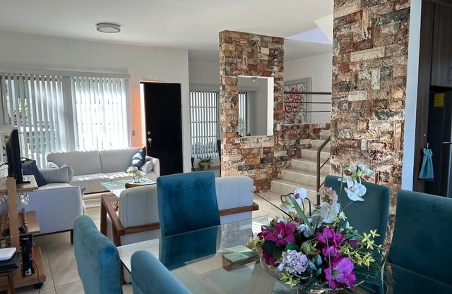 Family home: 2 pools, private gym, parking x2 - 6 min downtown, near venues
