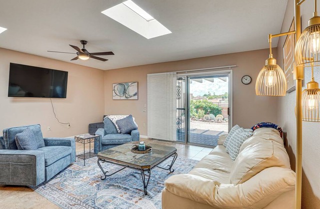 Quiet Townhome w/Mountain Views in Green Valley
