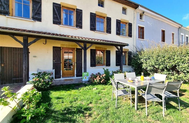 Spacious lodging in Saint-Haon-le-Châtel, pets allowed