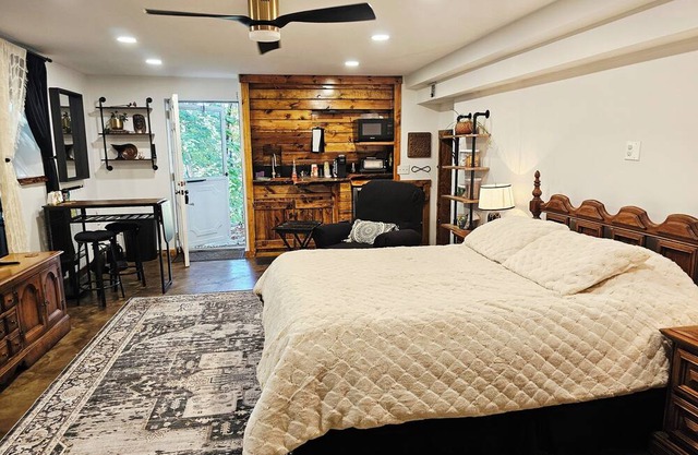 Luxe Studio Apartment in the Burbs w/wooded lot