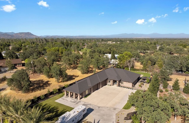 The Ridgewood Estate : Pool - Fire Pit - Central