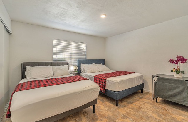 Convenient Location/Cozy - Free Wifi/Laundry/Parkings/AC/Heater/