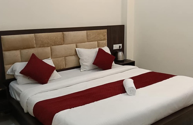 7-bedroom hotel in Ayodhya with AC Hotel Abhinandan palace ram mandir by 500 mtr
