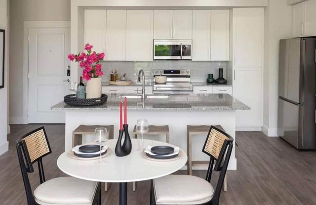 Modern Downtown Houston Stay. Walk to Nightlife