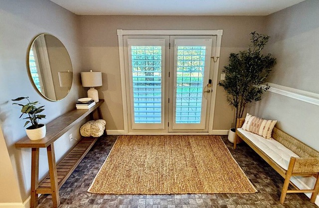 Charming Hearthstone Flat: Your Chic KC Hideaway