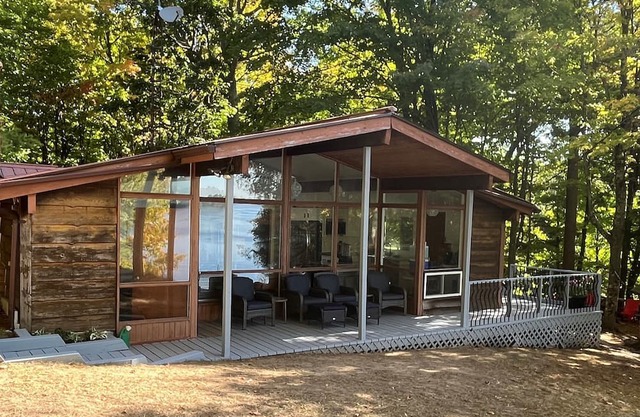 Beautifully renovated 3 bedroom lakeside cottage