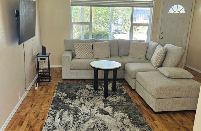 Enjoyable 4-bedroom house in Federal Way nIt has Beutyfull patio for relaxing