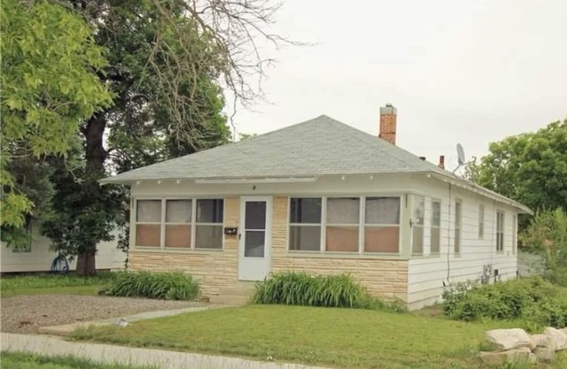 3-bedroom house in Laurel with AC,conveniently located, parking, and more