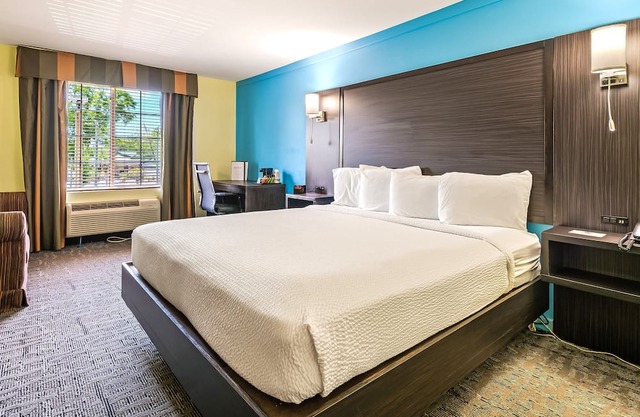 Spacious King Suite with Sofa Sleeper – Comfort & Flexibility - Wildwood Inn