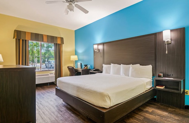 Relax in Style: King Bed Non-Smoking Room at Wildwood Inn