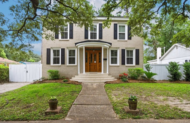 4BR pet-friendly 105 year old home in historic Downtown Georgetown. Oak-lined streets.