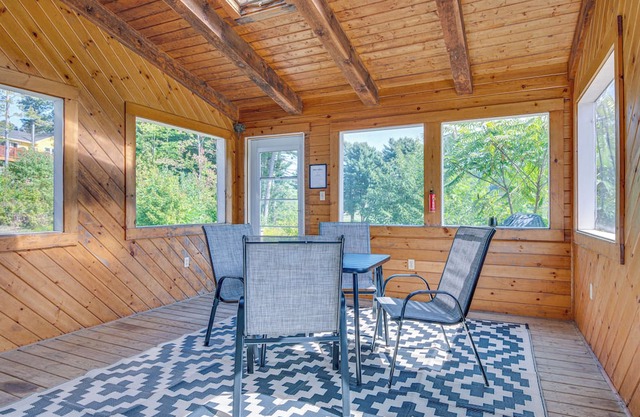 Golf, Hike & Explore: Family Home in Pembroke!