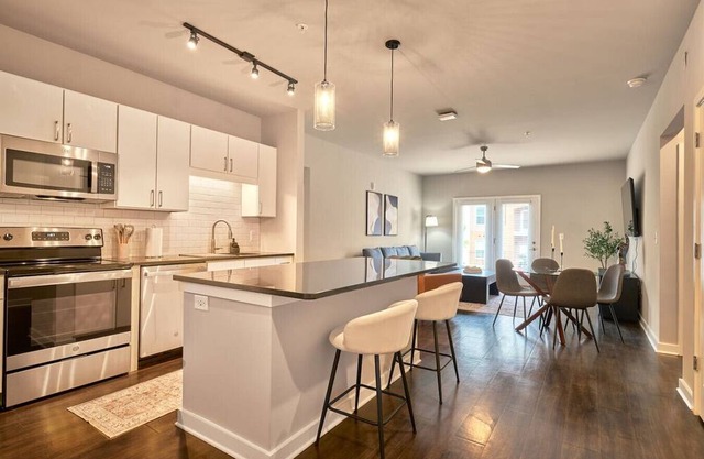 3BD Sanctuary Stone`s Throw from DT Clayton